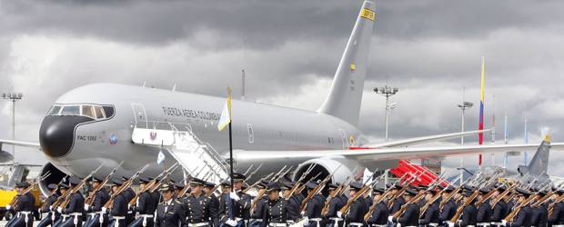 FAC estrena avión cisterna y de carga | Colprensa | Fueron presentados este lunes en el 91 aniversario de la Fuerza Aérea, a la cual asistió el presidente colombiano, Juan Manuel Santos, y los altos mandos militares.