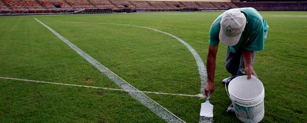 El DIM estrenará la nueva grama del Atanasio Girardot | Jaime Pérez | Este miércoles se realizaron los trabajos de demarcación de la cancha y la limpieza de las tribunas.