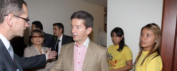 Denuncian publicidad política por Teleantioquia | Archivo | EL COLOMBIANO intentó comunicarse con el candidato Luis Pérez Gutiérrez frente a esta denuncia del gerente de la campaña de Aníbal Gaviria, pero el exalcalde de Medellín no respondió las llamadas que se le hicieron.