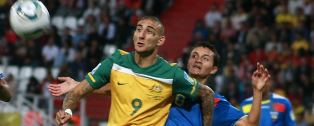 Colprensa | El jugador australiano Kerem Bulut (izquierda) disputa un balón con el ecuatoriano Christian Ona (derecha), durante el segundo partido de la primera jornada del grupo C, del Mundial Sub20 de Fútbol, en el estadio Palogrande, de Manizales.