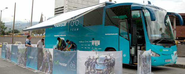 Un holandés que descresta | Cortesía Movistar Team, Lina Lopera | El bus cuenta con todas las comodidades y garantías para la labor de los ciclistas, quienes incluso pueden calentar a su lado. El servicio de primera y el confort para todos, entre ellos el técnico Eusebio Unzué y Freddy González.