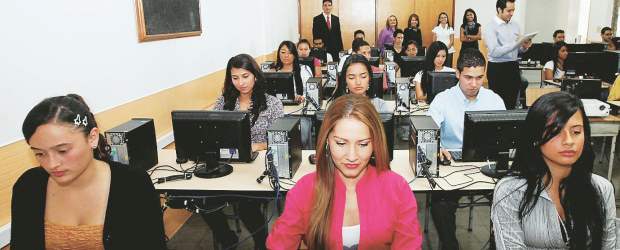 Hay nuevos horizontes para 5.000 muchachos | Jaime Pérez | Son 335 los jóvenes que adelantan su proceso de formación como técnicos de Ventas de Productos y Servicios, en Fenicia, el centro de formación de Fenalco, una de las 14 empresas vinculadas al Programa Jóvenes con Futuro, que este año certificará a cerca de 5.649 muchachos de la ciudad.