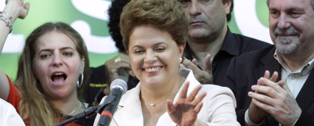 Dilma, con el poder en Brasil | Jorge Saenz, Ap- Brasil | Dilma Rousseff celebró primero con sus más cercanos colaboradores en un hotel de la capital brasileña, después de los cual asistió a una manifestación pública en la Explanada de los Ministerios, centro del Gobierno y un espacio gigantesco, donde se concentró una multitud para aclamarla.