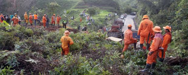 Paso por la Autopista Medellín-Bogotá fue normalizado | Manuel Saldarriaga | El derrumbe, de 5.000 metros cúbicos de tierra, caído pasado el mediodía del lunes afectó el tránsito por más de 24 horas.