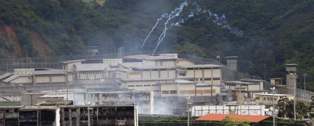Militares venezolanos mantienen sitiados a un millar de presos armados | AP | Gobierno venezolano enfrenta la peor crisis carcelaria de los últimos años.