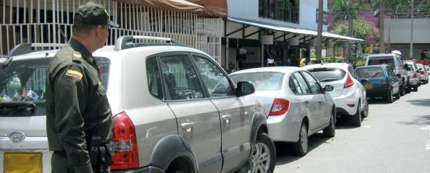 Robo de carros en Laureles | Juan Carlos Valencia Gil | El mayor Andrés Segura sostiene que el mal parqueo les facilita la labor a los delincuentes.