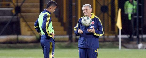 Los dolores no le preocupan a Lara | Hernán Vanegas, Enviado Especial Bogotá | El médico Nelson Rodríguez sometió ayer a unas pruebas al jugador Héctor Quiñones para determinar su condición y decidir si puede ser tenido en cuenta para el partido del sábado frente a México. La respuesta del galeno sobre el lateral colombiano fue positiva, o sea que el técnico Lara puede contar con él.