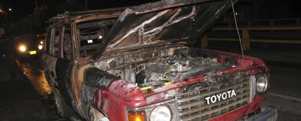 Se incendió una camioneta en vía a Las Palmas | Edwin Bustamante | Este vehículo fue prácticamente arrasado por las llamas en la vía a Las Palmas. Por fortuna el sistema de gas del vehículo no se vio comprometido.