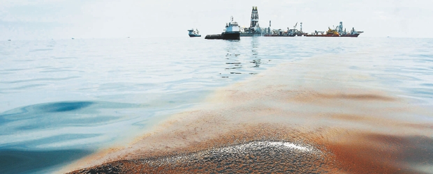 Golfo De México, Estados Unidos | El martes, BP tratará de sellar definitivamente la fuga, sin embargo no garantiza el éxito de la operación. También queman el crudo del mar con químicos. | Reuters | Golfo De México, Estados Unidos | El martes, BP tratará de sellar definitivamente la fuga, sin embargo no garantiza el éxito de la operación. También queman el crudo del mar con químicos.