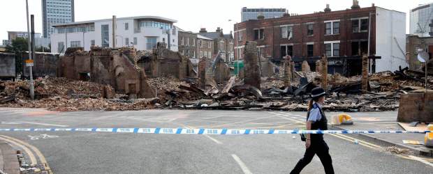 David Cameron prometió mayor contundencia para detener los disturbios | AP | Los manifestantes han incendiado varios edificios.