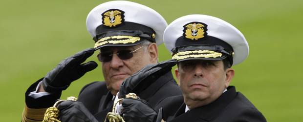 AP | Las tropas reconocieron al almirante Edgar Augusto Cely Núñez (izq.) como Comandante de las Fuerzas Militares y el vicealmirante Álvaro Echandía Durán (der.) como Comandante de la Armada Nacional.