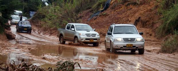 Emergencias por invierno en 20 municipios antioqueños dejan seis mil damnificados | Julio César Herrera | Uno de los deslizamientos más graves se registró en el kilómetro 21 entre los municipios de El Peñol y Guatapé. Muchos viajeros que regresaban el domingo en la tarde tuvieron que esperar hasta la mañana de este lunes para el retorno.