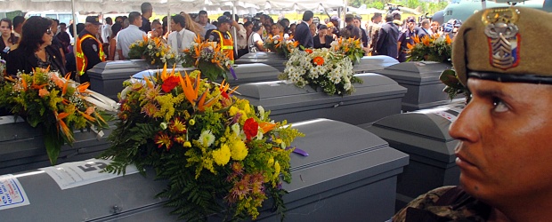 Sobrevivientes de matanza en México ayudan a la investigación | AP | Entre las víctimas de la matanza se encontraban 16 personas de nacionalidad hondureña.