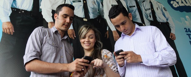 Donaldo Zuluaga | Daniel Urrea Peña, Laura Vargas y Juan Gabriel Benítez están al frente de la cuenta en Twitter, @sttmed, en la que responden inquietudes y canalizan comentarios a los funcionarios de la Secretaria de Tránsito de Medellín. Coinciden en que los usuarios desconocen la norma, que está en: www.medellin.gov.co/transito