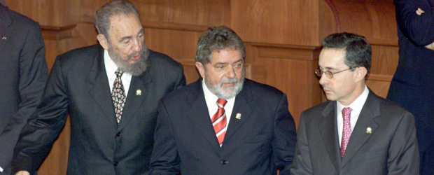 Cortesía | Pocas veces coincidieron el ex presidente Álvaro Uribe y el líder cubano, Fidel Castro. En 2003 se encontraron en Quito, los acompaña Lula da Silva.