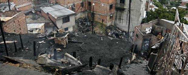 Autoridades investigan causas de incendio en el barrio Popular No. 2 | Esteban Vanegas | El incendio se registró a las 4:42 de la tarde del sábado en la carrera 46 con calle 118. El material en que estaban construidos las viviendas facilió la rápida propagación de las llamas.