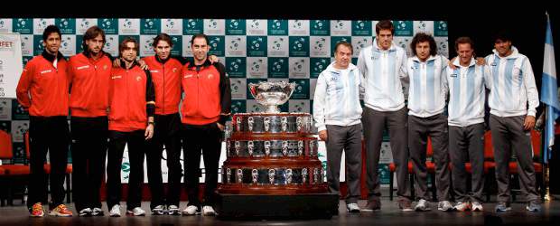 Nadal y Mónaco abrirán la final de la Copa Davis | Reuters | (izq. a der.) Fernando Verdasco, Feliciano López, David Ferrer, Rafael Nadal y el capitán Albert Costa de España. Tito Vázquez el capitán de Argentina, Juan Martín del Potro, Juan Mónaco, David Nalbandian y Eduardo Schwank.