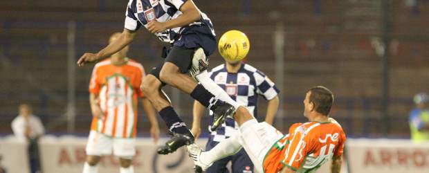 Juan Carlos Ramírez, jugador del Envigado. | Juan Antonio Sánchez | El mediocampista Juan Carlos Ramírez lucha el balón con los jugadores del Chicó, equipo que tiene una base de varios años y opuso resistencia.