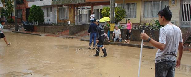 Barrio La Colina, uno de los más afectados por fuerte aguacero en Medellín | Cortesía Óscar Iván Palacio | La fuerte precipitación desbordó la capacidad de drenaje en el barrio La Colina.