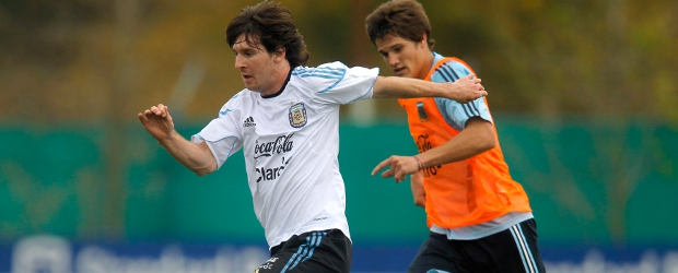 A Messi le falta levantar la Copa | Reuters | Los argentinos esperan que Messi (izq.) "despierte" en Sudáfrica, para que la selección vuelva a festejar y para terminar con una búsqueda del gran ídolo que ya parece eterna.