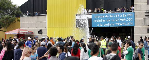 Las elecciones más tranquilas | Colprensa, Bogotá | Corferias, en Bogotá, es el centro de votación más grande del país. Allí como en buena parte de las ciudades capitales la principal queja fue lo confusos que fueron los tarjetones. Hasta el vicepresidente, Francisco Santos, cuestionó su diagramación y la ausencia de foto.