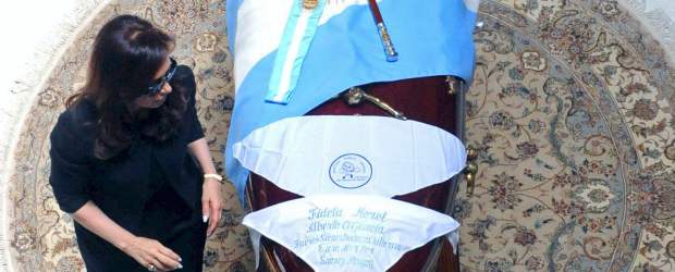 Cristina despide a su esposo y su compañero político | AP | Cristina Fernández despidió este jueves con la solemnidad que impone el protocolo a quien fue su esposo durante 35 años.