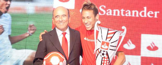 Neymar recibió el premio al mejor jugador de la Copa Libertadores | Colprensa | Neymar fue escogido como el mejor jugador de la Copa Libertadores 2011. Recibió el trofeo por parte del presidente del Banco Santander, Emilio Botín.