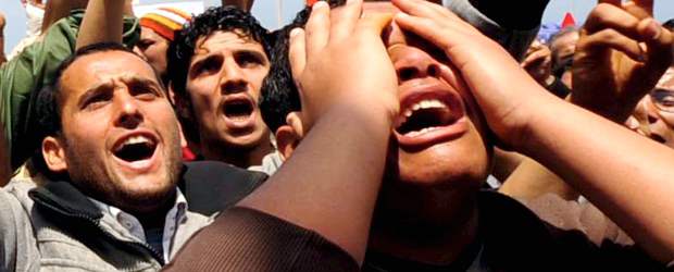 Crisis humanitaria en Libia, fuera de control | Str, Reuters, Benghazi - Siria | Docenas de rebeldes asistieron ayer al funeral de Ahmed al-Barasi, quien según ellos, fue asesinado en Misrata por las fuerzas leales al Líder Gadafi.