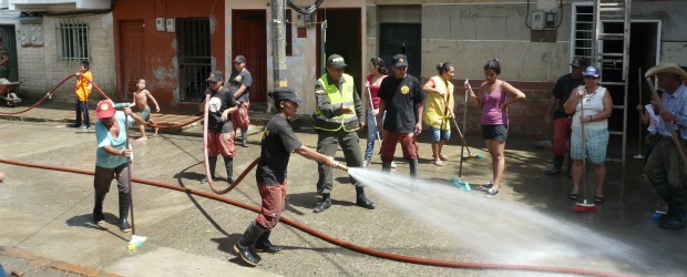 Bolombolo limpia las marcas del río Cauca | Cortesía | La Policía de Bolombolo, organismos de socorro de la región y los habitantes se unieron para adelantar labores de remoción de lodo, para darle a la localidad del Suroeste una cara más limpia y amable después de las inundaciones.