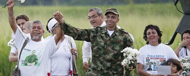 Se rompieron las cadenas | Colprensa, Florencia-Caquetá | El operativo para traer a Pablo Emilio Moncayo, tardó más de lo esperado y tuvo varios retrasos. Al bajarse del helicóptero, el sargento Moncayo se dirigió a su familia con un gesto de calma.