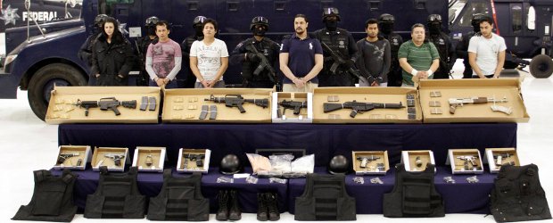 La novia colombiana del acusado de atentar contra Cabañas quedó en libertad | Archivo | Juliana Sosa (izquierda) fue capturada junto con José Jorge Balderas alias "JJ" (centro).
