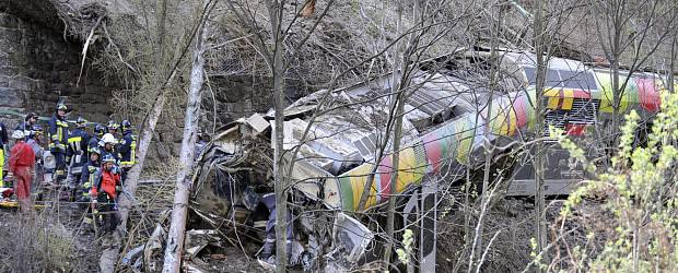 AP | Los árboles del bosque impideron que parte de los vagones rodara por un abismo.
