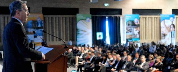 Industria recibirá apoyo del Conpes | Presidencia | El Presidente Alvaro Uribe Vélez lideró un conversatorio con los empresarios de los sectores comprometidos con la Transformación Productiva.