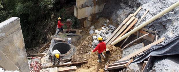 Aludes de lodo, rocas y dinero en vía Las Palmas | Manuel Saldarriaga | El más reciente daño en la doble calzada se presentó el pasado mes de mayo cuando un movimiento originado por la pérdida del cauce de la quebrada La Aguacatala, por un desprendimiento de rocas aguas abajo, se remontó hasta la vía.
