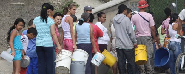 Servicio de agua en Caldas sería restablecido este miércoles | Róbinson Sáenz | La comunidad ha recibido agua a través de carrotanques.