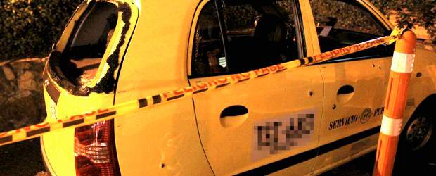 Asesinadas cinco personas en el barrio Santader | Edwin Bustamante | En este taxi se movilizaban las cinco personas que fueron asesinadas en el barrio Santander, noroccidente de Medellín.