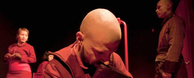 Entre muros el teatro es existencial | Edwin Bustamante | La obra es una versión libre de A puerta cerrada , de Jean Paul Sartre. La propuesta de Fractal Teatro es dirigida por Mario Sánchez.