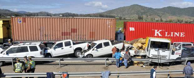 Choque múltiple involucró a 51 vehículos en Chile | AP | En total fueron 17 vehículos menores, 23 camiones y 11 buses.