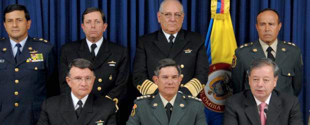 Un almirante, al frente de la cúpula | Javier Casella, Ministerio De Defensa-bogotá | El ministro de Defensa, Gabriel Silva (a la derecha en la fila inferior), presentó a los nuevos miembros de la cúpula militar (arriba) en compañía de los salientes comandates de las Fuerzas Militares.