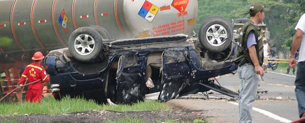 Así quedaron los vehículos tras el atentado | Colprensa | La congestión vehicular en la región fue monumental debido a que los carros quedaron dañados sobre la vía.