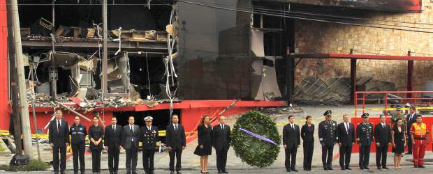 Presidente Calderón acusó de terroristas a responsables de masacre en México | AP | El presidente Calderón acudió al lugar de la matanza y depositó una enorme ofrenda floral en compañía de otras altas autoridades.
