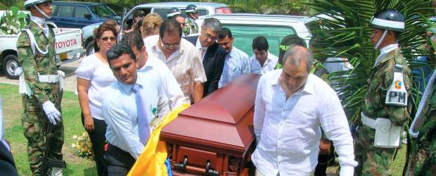 Adiós al líder y Patriarca costeño José Name Terán | Colprensa | Miembros de la Policía Militar del Ejército de Colombia le hicieron la calle de honor al féretro que siempre fue conducido por su hijo José David Name Cardozo y varios de los familiares.