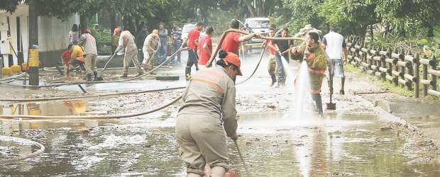 No hay plata para atajar a La Presidenta | Robínson Sáenz | Los bomberos de Medellín, residentes y trabajadores de la zona, removían ayer en la mañana el lodo que quedó en la vía después de la anegación, que se registró, la noche del domingo, a la altura de la carrera 46 con calle 7.