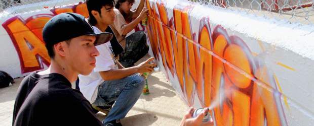 Jóvenes quieren espacio | Manuel Saldarriaga | Ayer en el barrio Santa Cruz, en uno de los eventos que realiza la Alcaldía por la semana de la juventud, se estaba llenando de vida un parque por medio del arte urbano, grafiteros invitados por la Administración Municipal, le dieron color al sector.