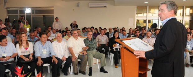 En lugar de auxilios parlamentarios hay planes departamentales de agua: Uribe | Colprensa | El presidente expresó durante el consejo comunal realizado en Bucaramanga, que su gobierno está comprometido con la descentralización.