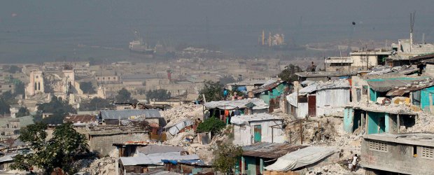 Tragedia permanece viva | Eduardo Munoz, Reuters - Puerto Príncipe, Haití | A solo 3 días del primer aniversario del terremoto que azotó Haití, se ha limpiado menos del cinco por ciento de los escombros producidos por el sismo. La empobrecida nación sufrió pérdidas equivalentes a los 7.800 millones de dólares y un millón de personas permanecen en las calles.