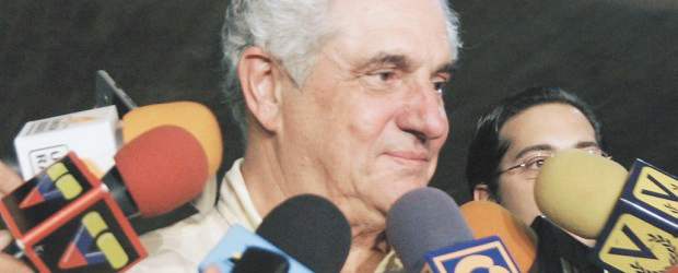 Chávez pide a Interpol apresar a cabeza de Globovisión | Archivo | El presidente del canal Globovisión, Guillermo Zuloaga, es uno de los principales críticos del gobierno de Hugo Chávez, y es acusado por supuesto acaparamiento de 20 vehículos para después venderlos a precios elevados.