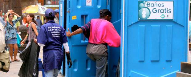 Sitios clave de la ciudad necesitan baños públicos | Julio César Herrera | En el centro de la ciudad hay varios puntos estratégicos en donde la gente encuentra gratis baños móviles. Sin embargo, la propuesta de la concejal Aura Marleny Arcila Giraldo es que además de éstos, se construyan unos equipamientos para mayor comodidad de los residentes y de los turistas.