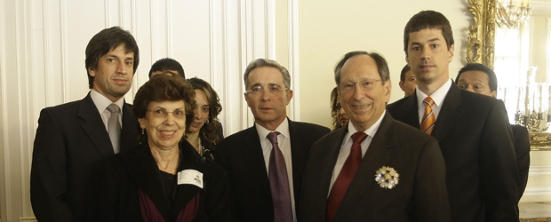 Juan Gómez recibió la Orden de Boyacá | Andrés Torres, Colprensa-Bogotá | Al lado del Presidente Uribe, los esposos Juan Gómez Martínez y María Teresa Mora, junto con sus hijos Pablo, Ana Teresa y Juan Camilo Gómez Mora.