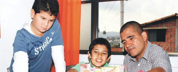 Faltan regalos para la fiesta de Pipe | Juan Antonio Sánchez | Cada año Pipe recoge y organiza los regalos que llegan para alegrar la Navidad de los niños de algunos barrios de la comuna 13. La entrega está prevista para este sábado y aún hay lugar en la casa de Pipe para que más juguetes lleguen.